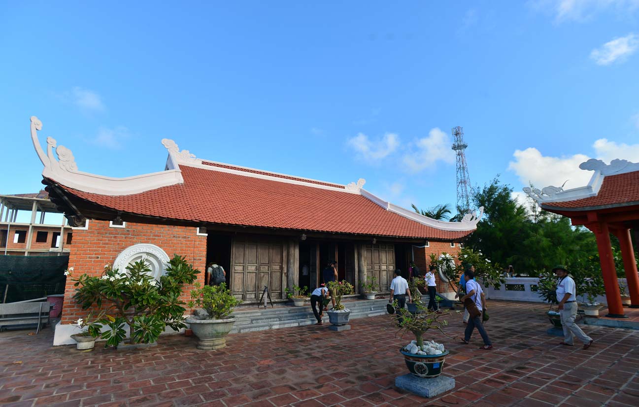 Du khách vãn cảnh chùa Vinh Phúc (đảo Phan Vinh).